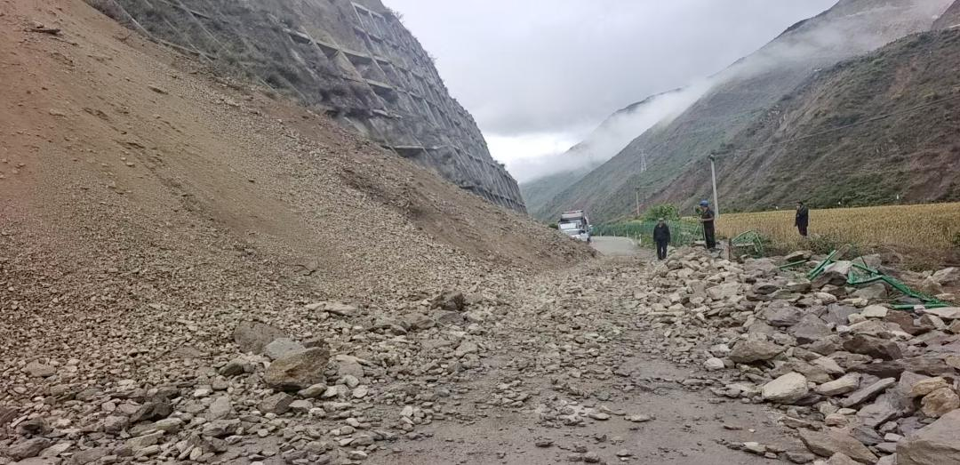 德钦县多路段因雨塌方阻断德钦公路分局高效处置护通生命线